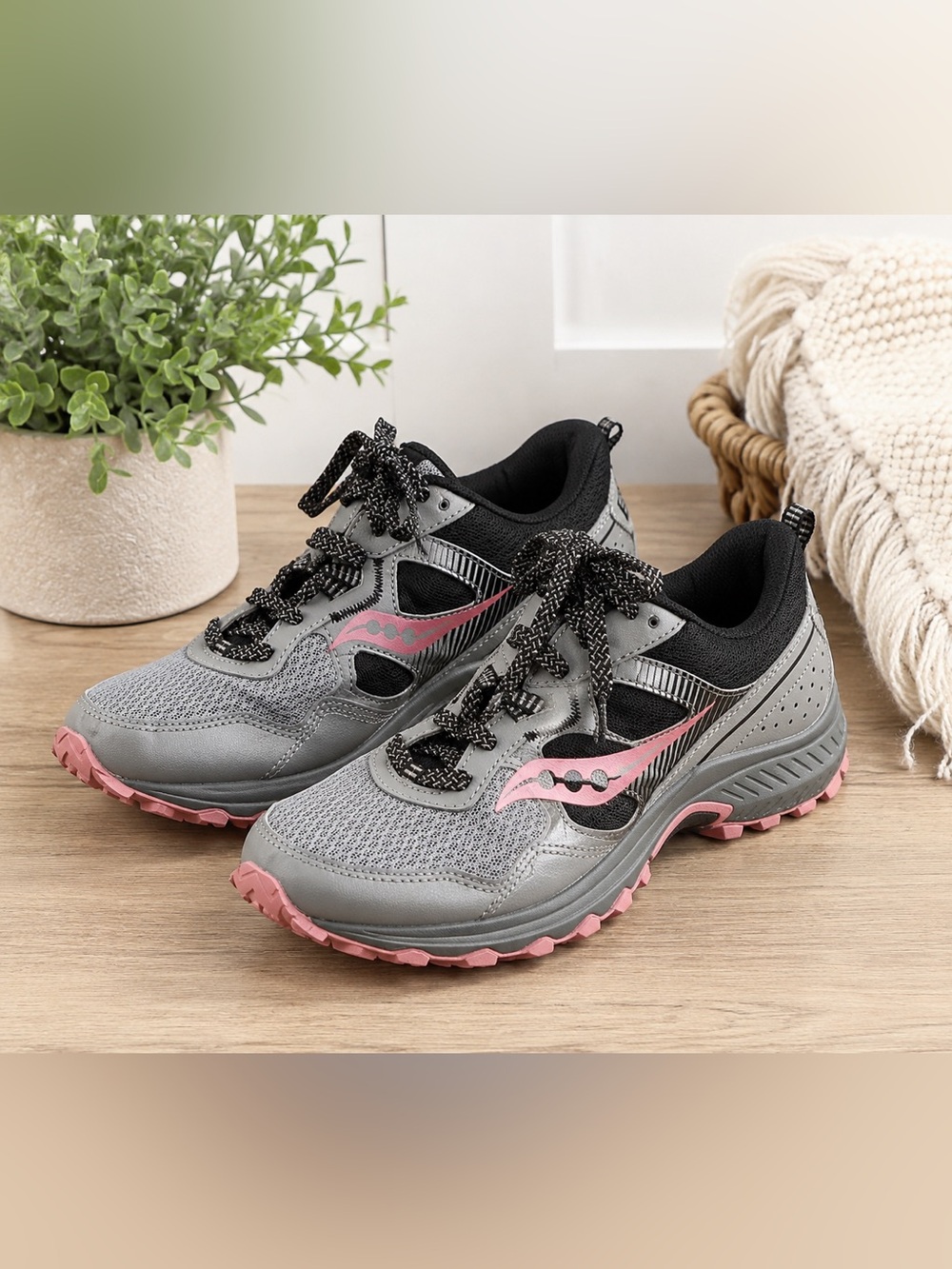 Saucony Women’s Trail Running Shoes Size 11 Wide Gray Pink Black Sneakers